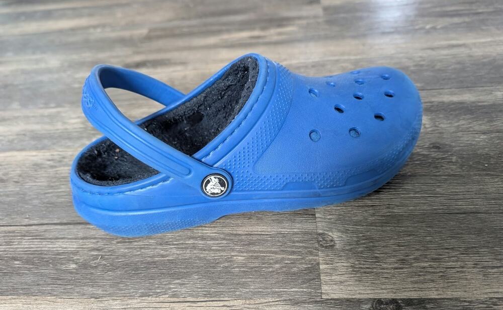 CROCS KIDS CLASSIC LINED BLUE CLOGS Size J4 Comfort Sandals School